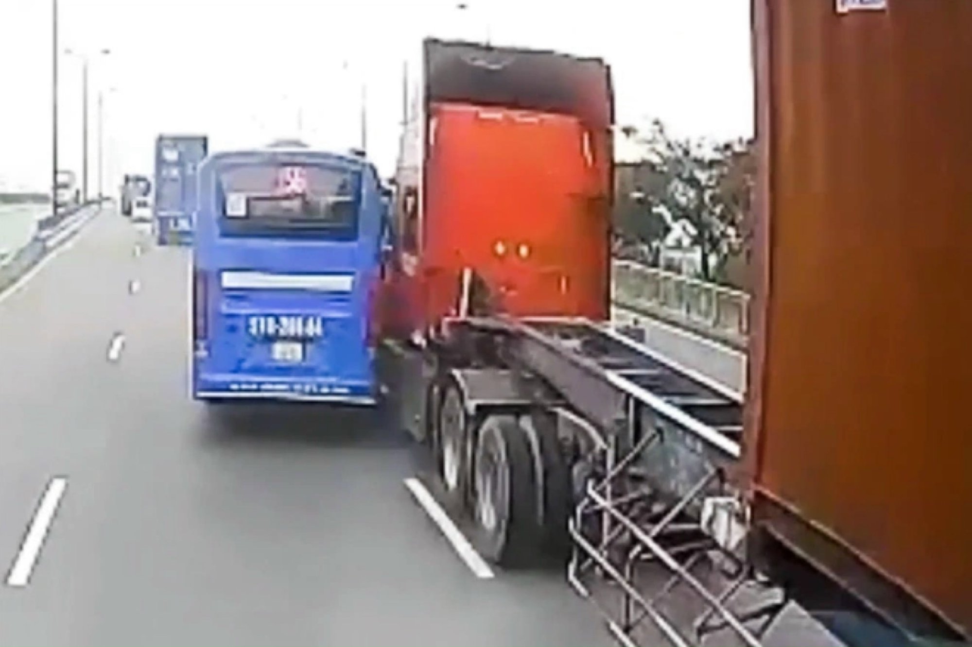 Vụ xe buýt tạt đầu container: Tài xế nói nguyên nhân bất ngờ - Ảnh 2. Vụ xe buýt tạt đầu container: Tài xế nói nguyên nhân bất ngờ - Ảnh 2.