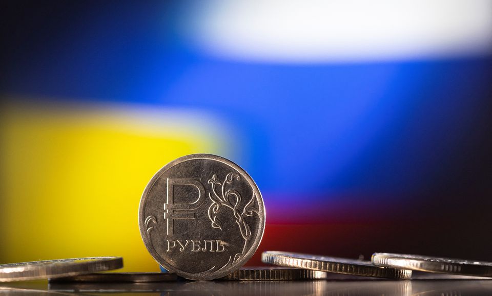 Reuters: Giá đồng rúp của Nga sụt giảm mạnh, dầu thô tăng giá - Ảnh 1.