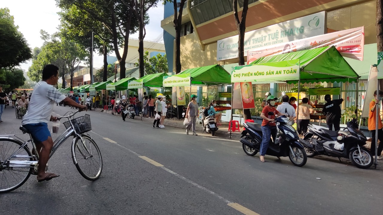 Chợ phiên nông sản an toàn trở lại - Ảnh 1.