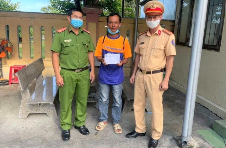 Bị trộm lấy hết tài sản, người đàn ông đi bộ 15 ngày từ TP HCM về Quảng Bình - Ảnh 1.