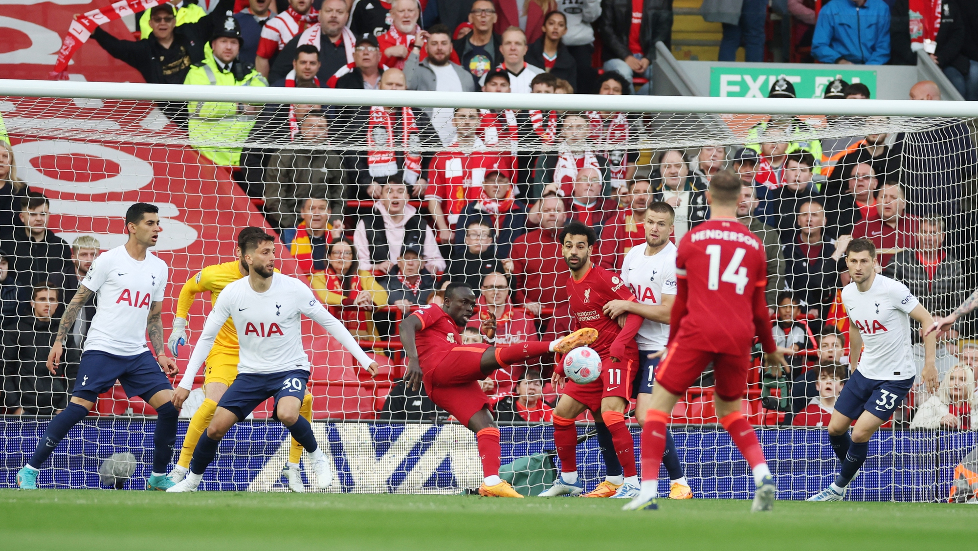 Liverpool - Tottenham chia điểm nảy lửa ở Anfield, Man United thua tan nát - Ảnh 1.