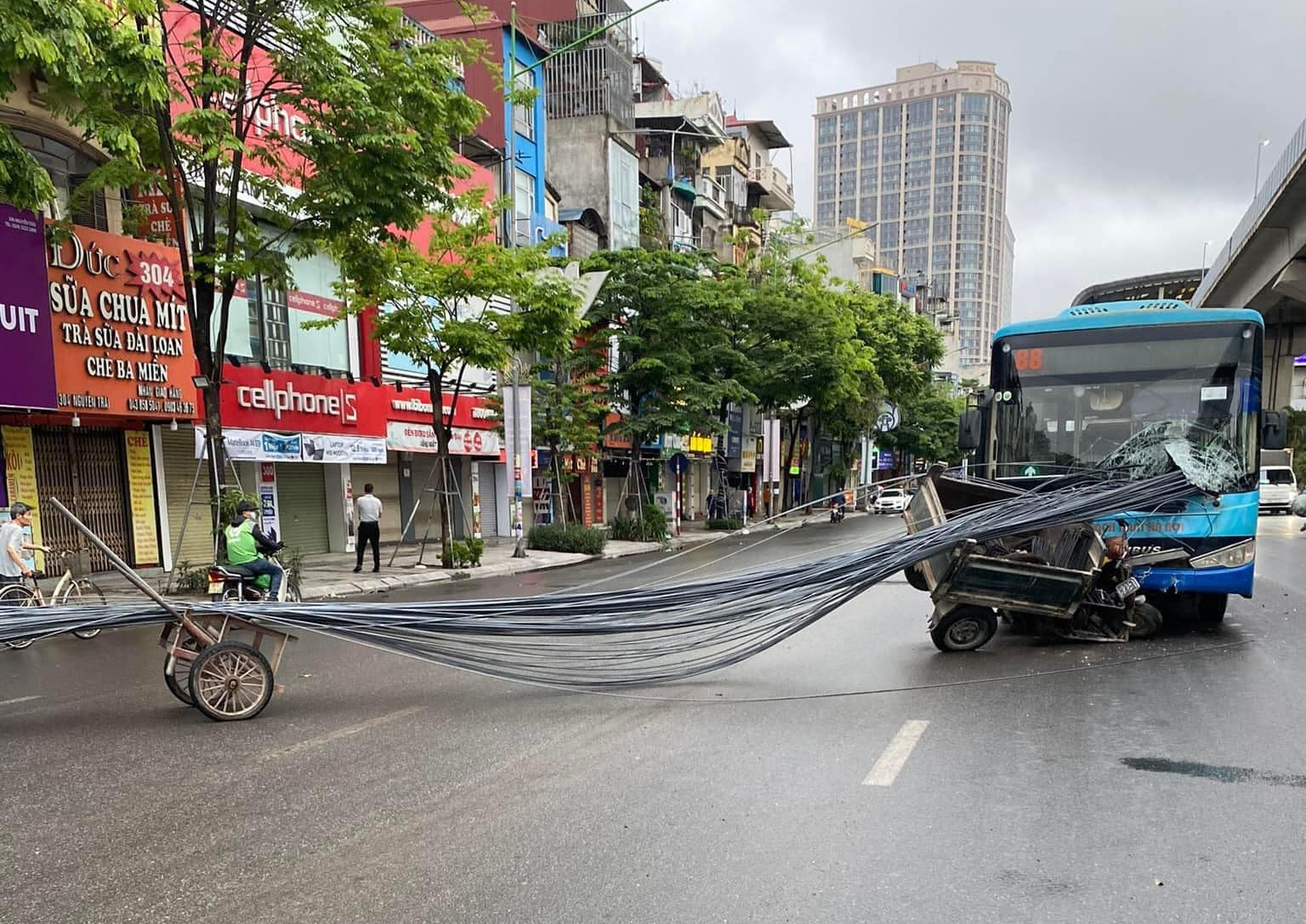 Hàng chục thanh sắt trên xe ba gác chạy ngược chiều xuyên thẳng vào ghế lái xe buýt - Ảnh 1.