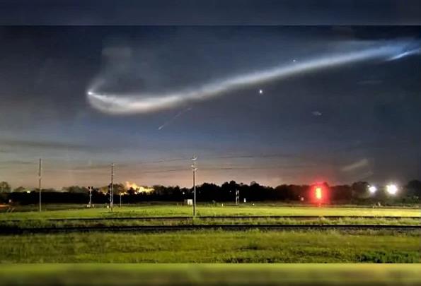UFO” hình con sứa rơi ra từ tên lửa, bay ngang bầu trời nước Mỹ ...