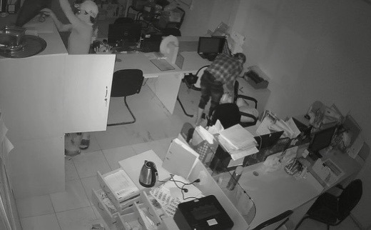 Camera ghi lại toàn cảnh băng trộm gây án ở Bình Chánh - Ảnh 2.