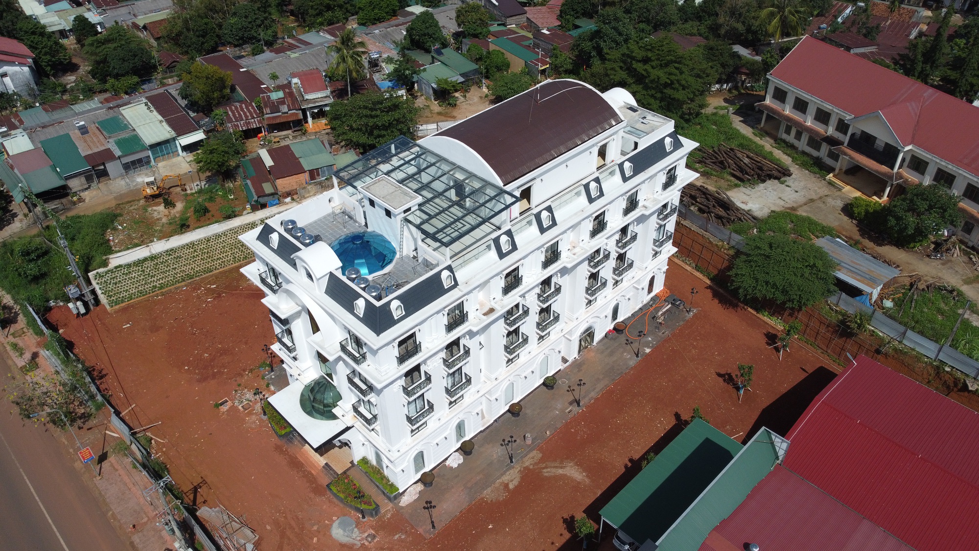 Cận cảnh tòa nhà trắng ở Đắk Nông vi phạm xây dựng nhiều năm chưa được xử lý - Ảnh 3.