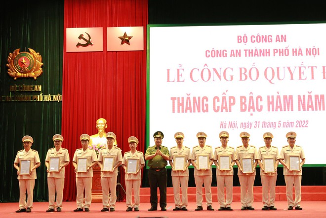 Hà Nội: Thăng cấp bậc hàm cho 6.000 cán bộ chiến sĩ Công an - Ảnh 1.