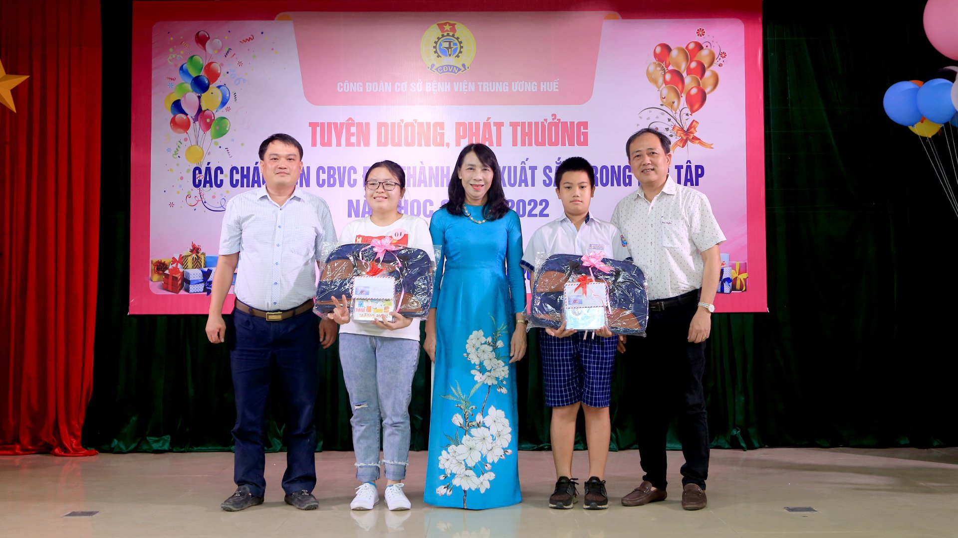 Công đoàn Bệnh viện Trung ương Huế tuyên dương 538 học sinh xuất sắc - Ảnh 1. Công đoàn Bệnh viện Trung ương Huế tuyên dương 538 học sinh xuất sắc - Ảnh 1.