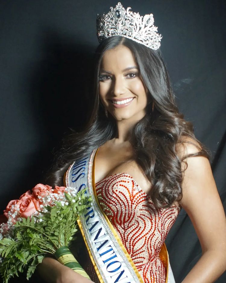 Tân Hoa hậu Peru: Gợi cảm không thể rời mắt, gia thế 