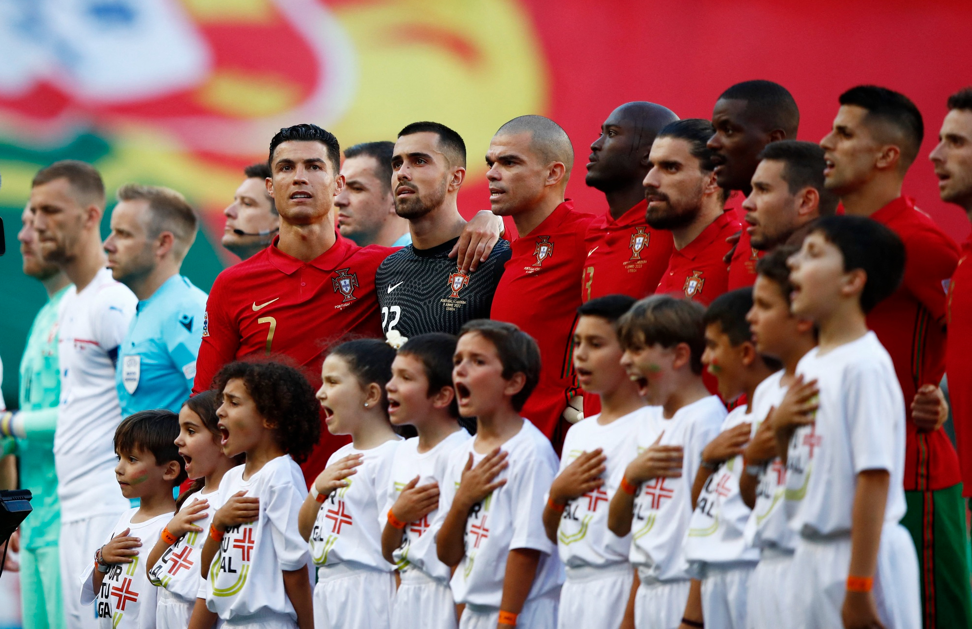 Ronaldo tiếc nuối, Bồ Đào Nha chiếm ngôi đầu Nations League - Ảnh 1.