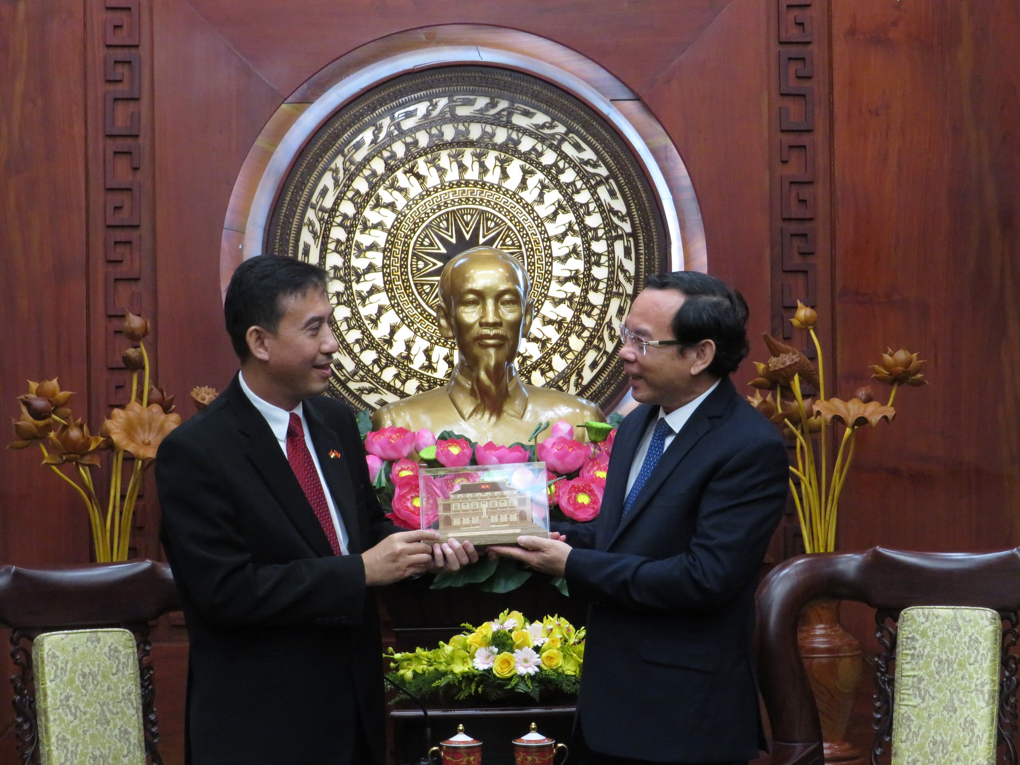 The Indonesian Consul General suggested that Ho Chi Minh City be twinned with Surabaya City - Photo 2.