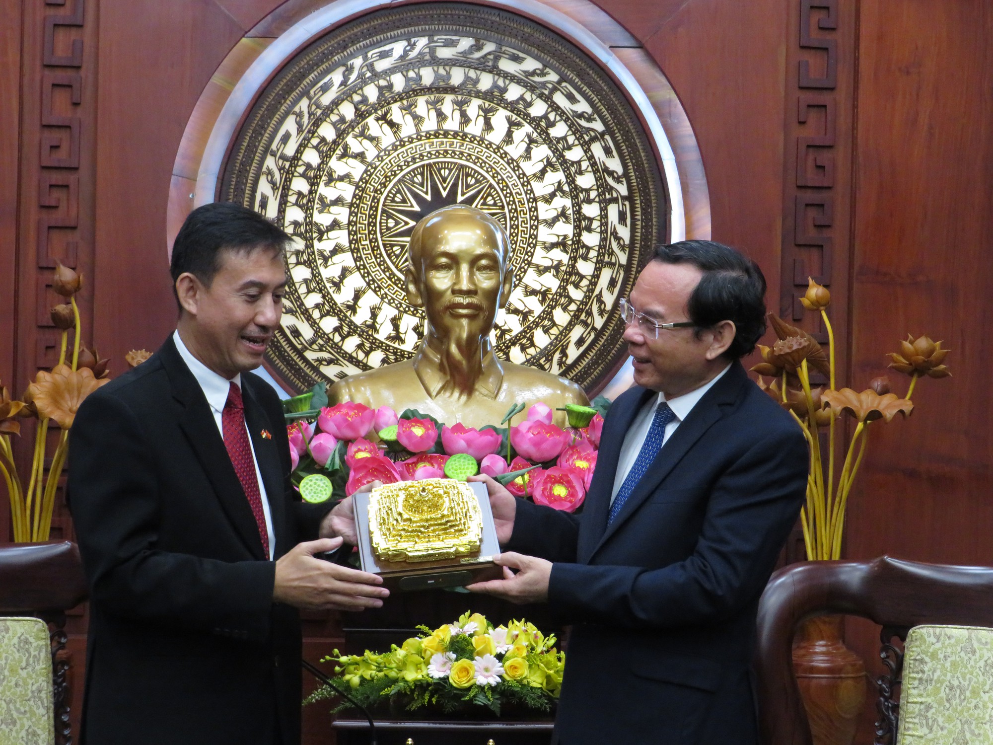 The Indonesian Consul General suggested that Ho Chi Minh City be twinned with Surabaya City - Photo 3.