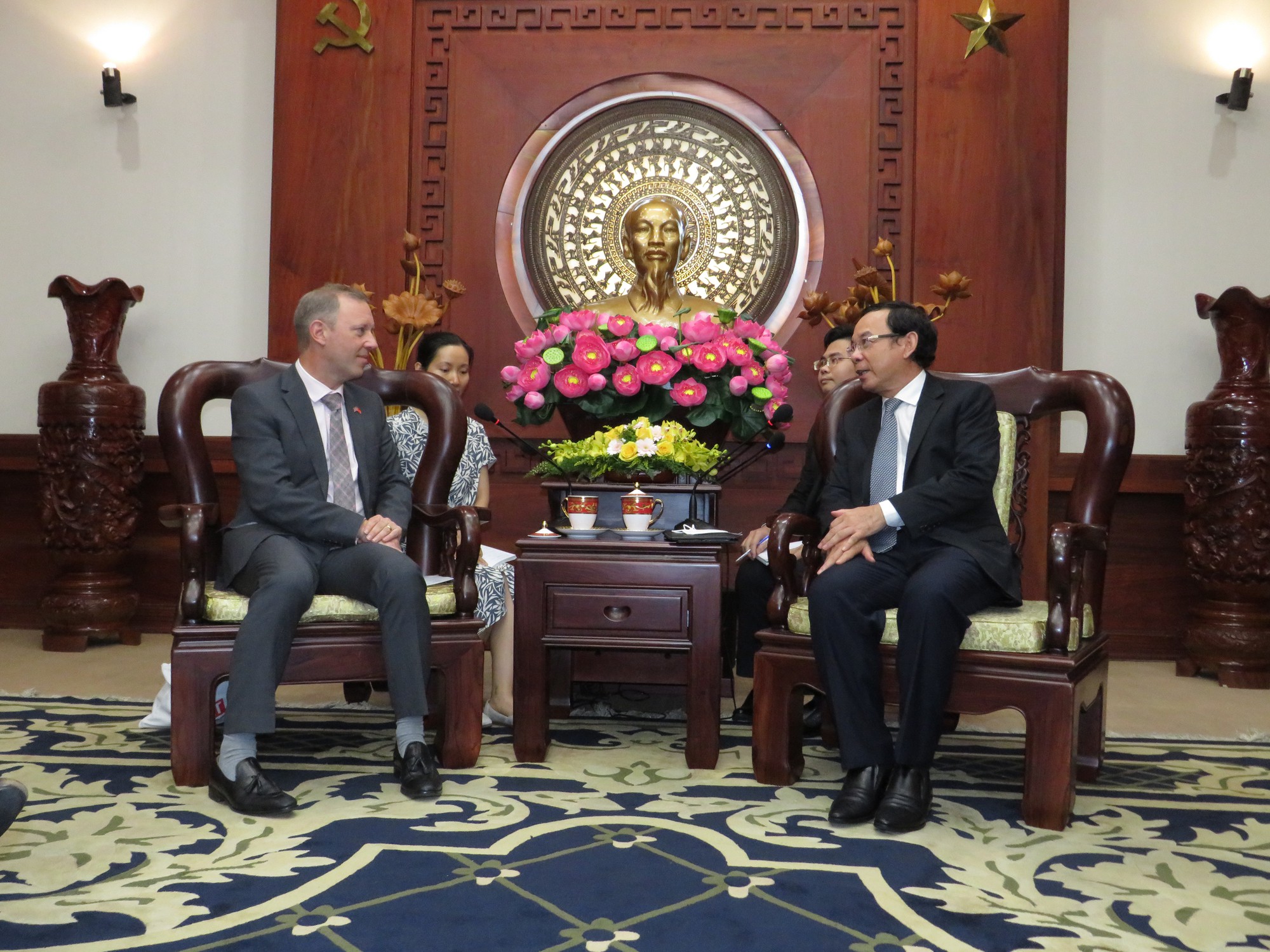 Bí thư Thành ủy TP HCM tiếp Đại sứ Vương quốc Anh tại Việt Nam - Ảnh 1.