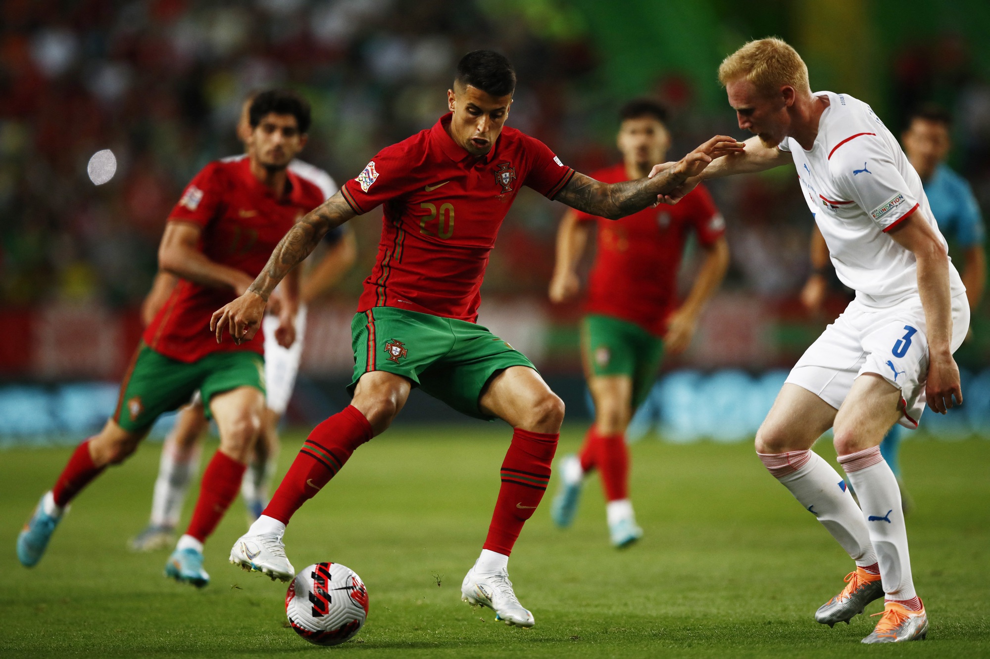 Ronaldo tiếc nuối, Bồ Đào Nha chiếm ngôi đầu Nations League - Ảnh 2.