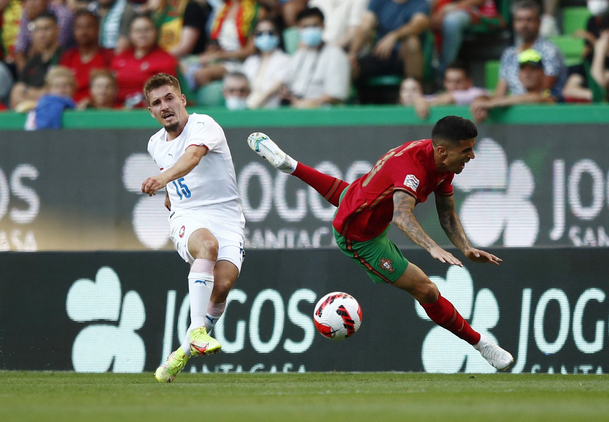 Ronaldo tiếc nuối, Bồ Đào Nha chiếm ngôi đầu Nations League - Ảnh 6.