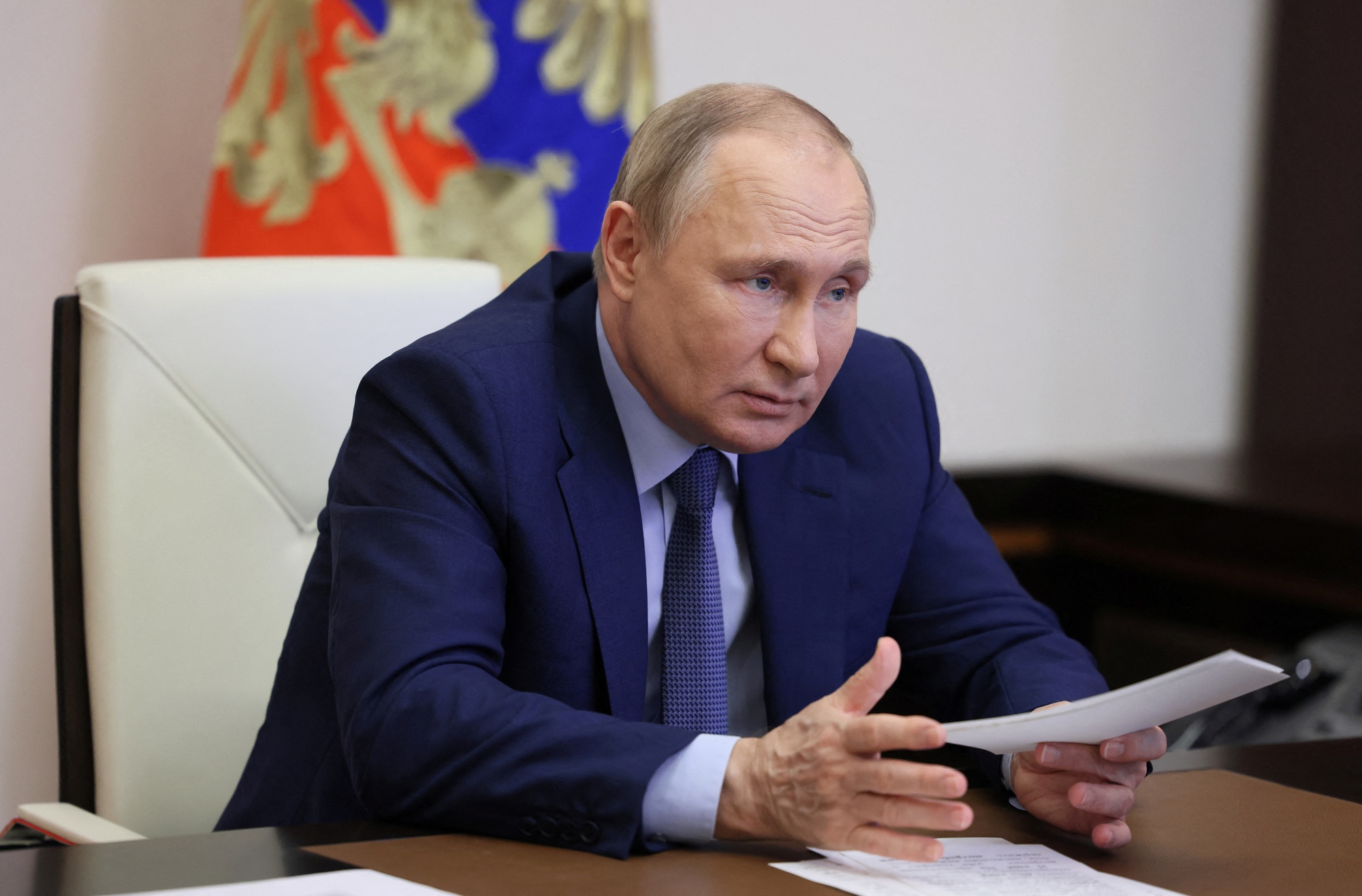 President Zelensky signs sanctions against President Putin - Photo 1.