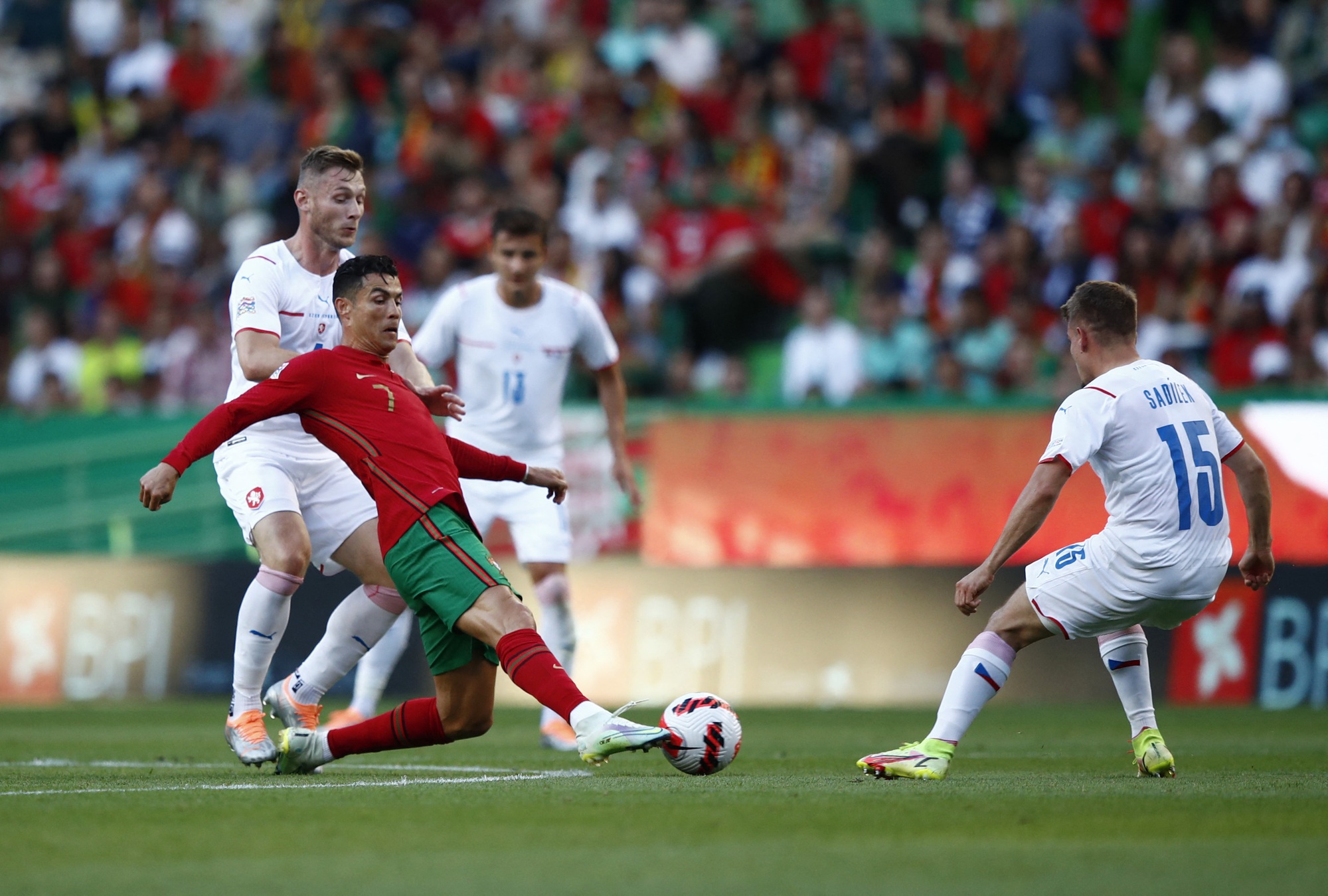 Ronaldo tiếc nuối, Bồ Đào Nha chiếm ngôi đầu Nations League - Ảnh 5.