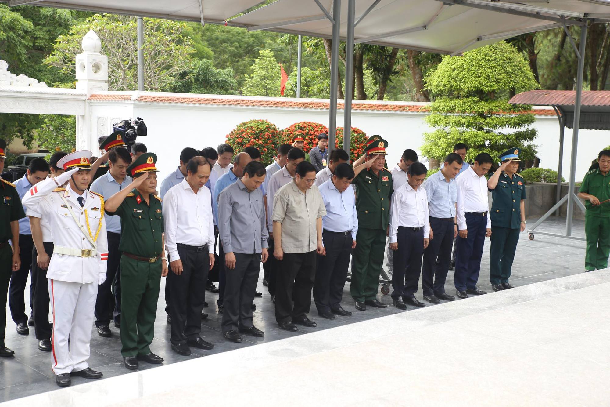 Thủ tướng Phạm Minh Chính dâng hương tại Ngã ba Đồng Lộc, khảo sát mỏ sắt Thạch khê  - Ảnh 1.