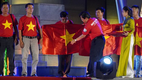 Trao 10.000 lá cờ Tổ quốc cho ngư dân Phú Yên - Ảnh 6.