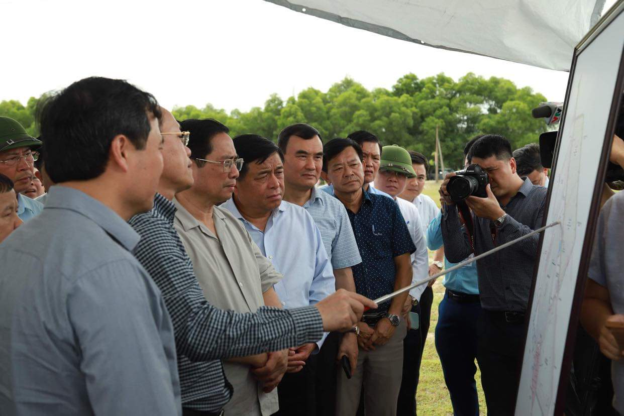 Thủ tướng Phạm Minh Chính dâng hương tại Ngã ba Đồng Lộc, khảo sát mỏ sắt Thạch khê  - Ảnh 5.