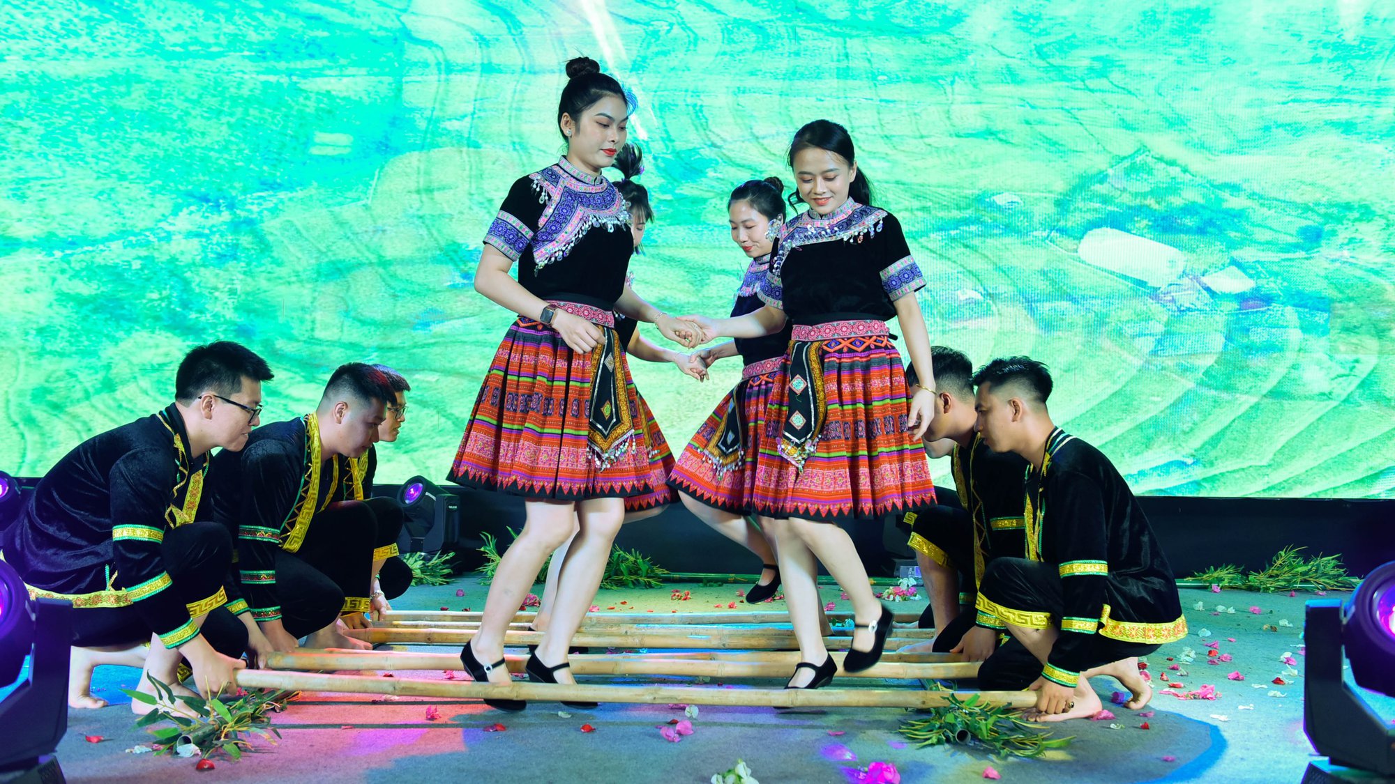 Doctors and nurses in Thanh Hoa transform into singers calling for charity to support poor patients - Photo 2. Doctors and nurses in Thanh Hoa transform into singers calling for charity to support poor patients - Photo 2.