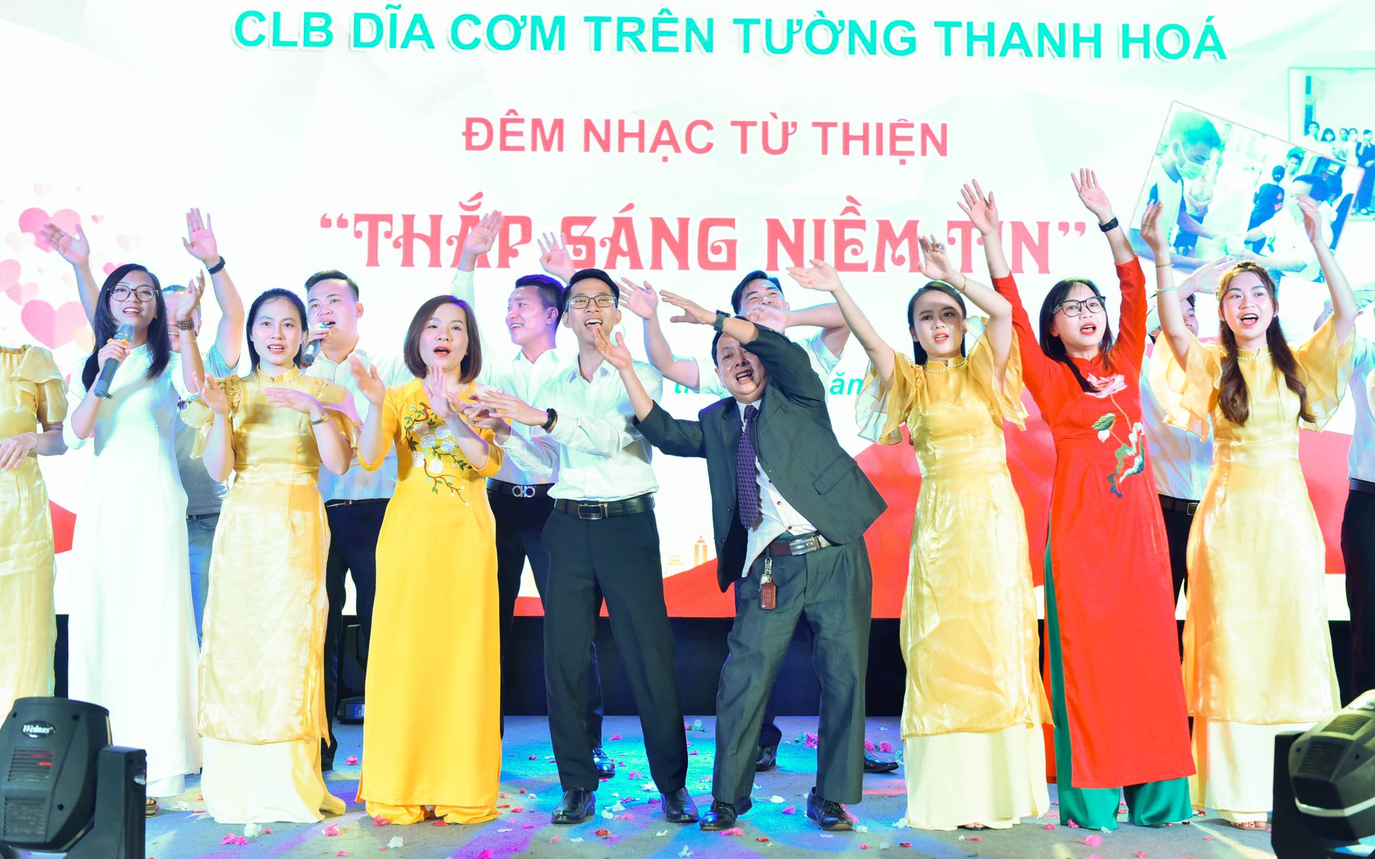 Doctors and nurses in Thanh Hoa transform into singers calling for charity to support poor patients - Photo 3.