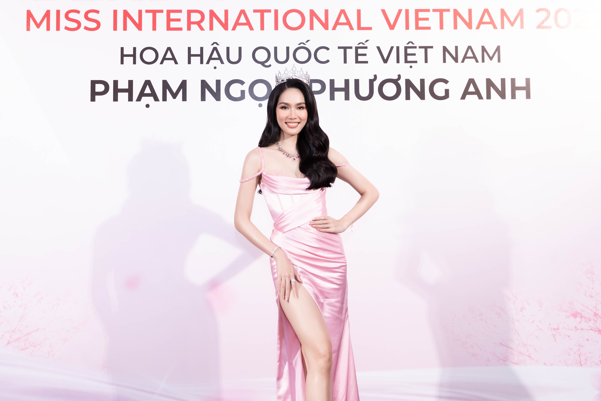 Dàn người đẹp Việt khoe sắc bên hoa hậu Thái Lan - Ảnh 1.