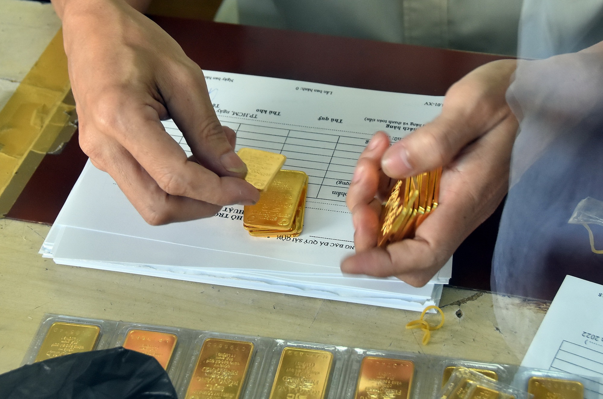 Đua nhau bán, giá vàng SJC bất ngờ “bốc hơi” cả triệu đồng/lượng - Ảnh 1. Đua nhau bán, giá vàng SJC bất ngờ “bốc hơi” cả triệu đồng/lượng - Ảnh 1.