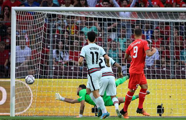 Thụy Sĩ ghi bàn siêu nhanh, Bồ Đào Nha nhận thất bại cay đắng - Ảnh 2.