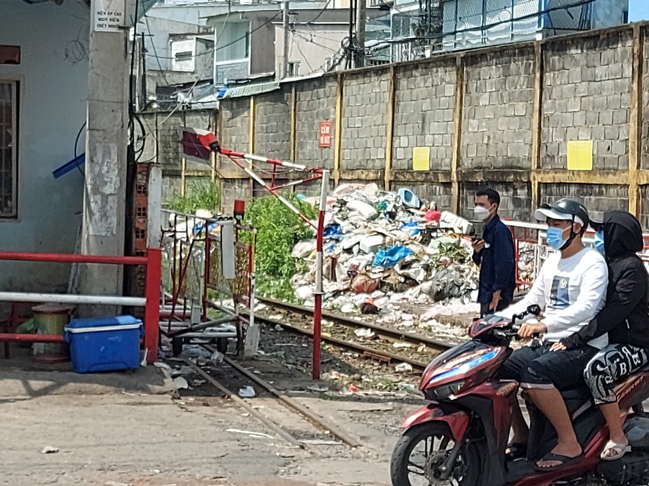 Choáng với bãi rác khổng lồ - Báo Người lao động