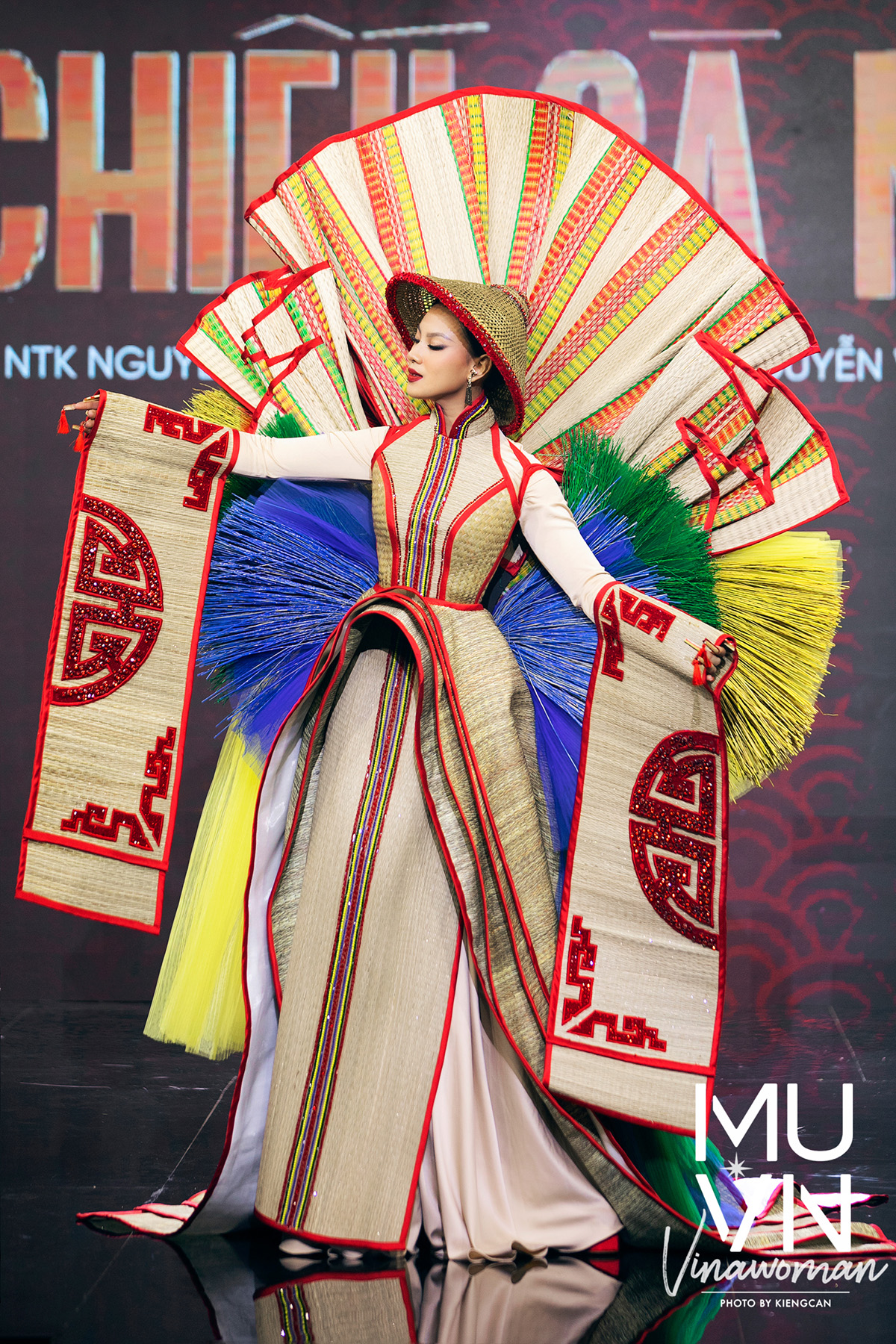 Trang phục dân tộc Việt độc lạ tại các cuộc thi sắc đẹp thế giới - Báo  Người lao động