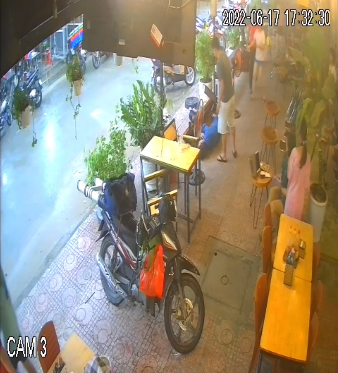 CLIP: Bấm điện thoại trong quán cà phê, nam thanh niên tử vong sau tiếng sấm - Ảnh 1. CLIP: Bấm điện thoại trong quán cà phê, nam thanh niên tử vong sau tiếng sấm - Ảnh 1.