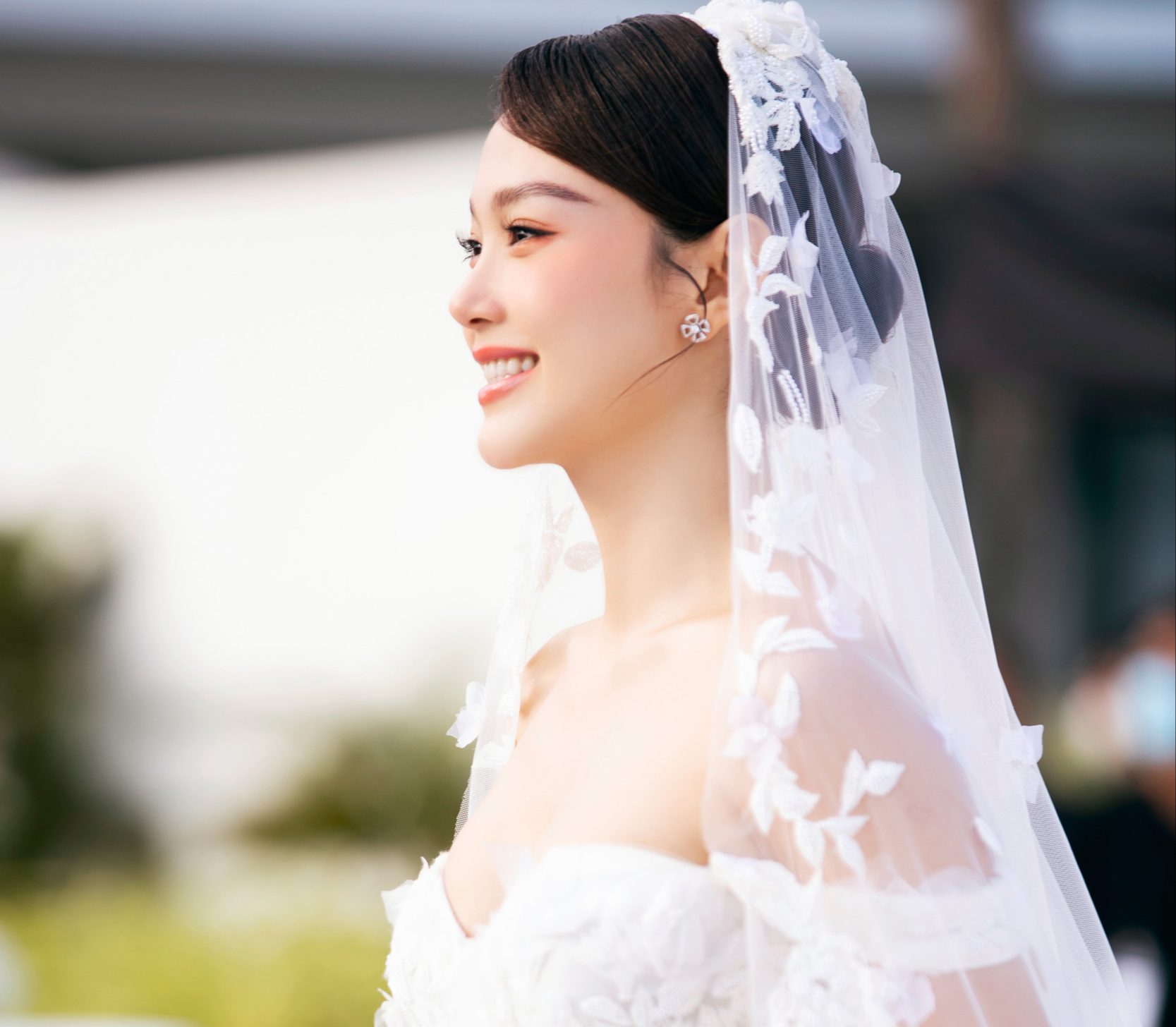 Minh Hằng rạng ngời trong ngày cưới, Diệu Nhi bắt được hoa