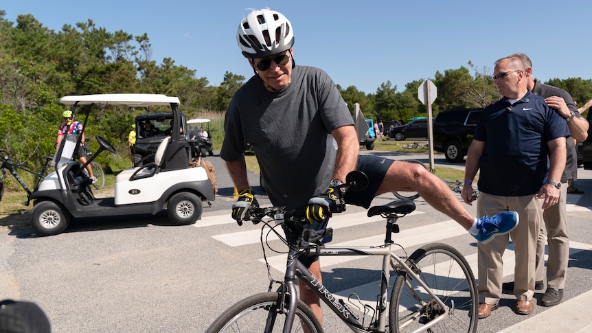 Tổng thống Mỹ Joe Biden bị ngã khi đi xe đạp