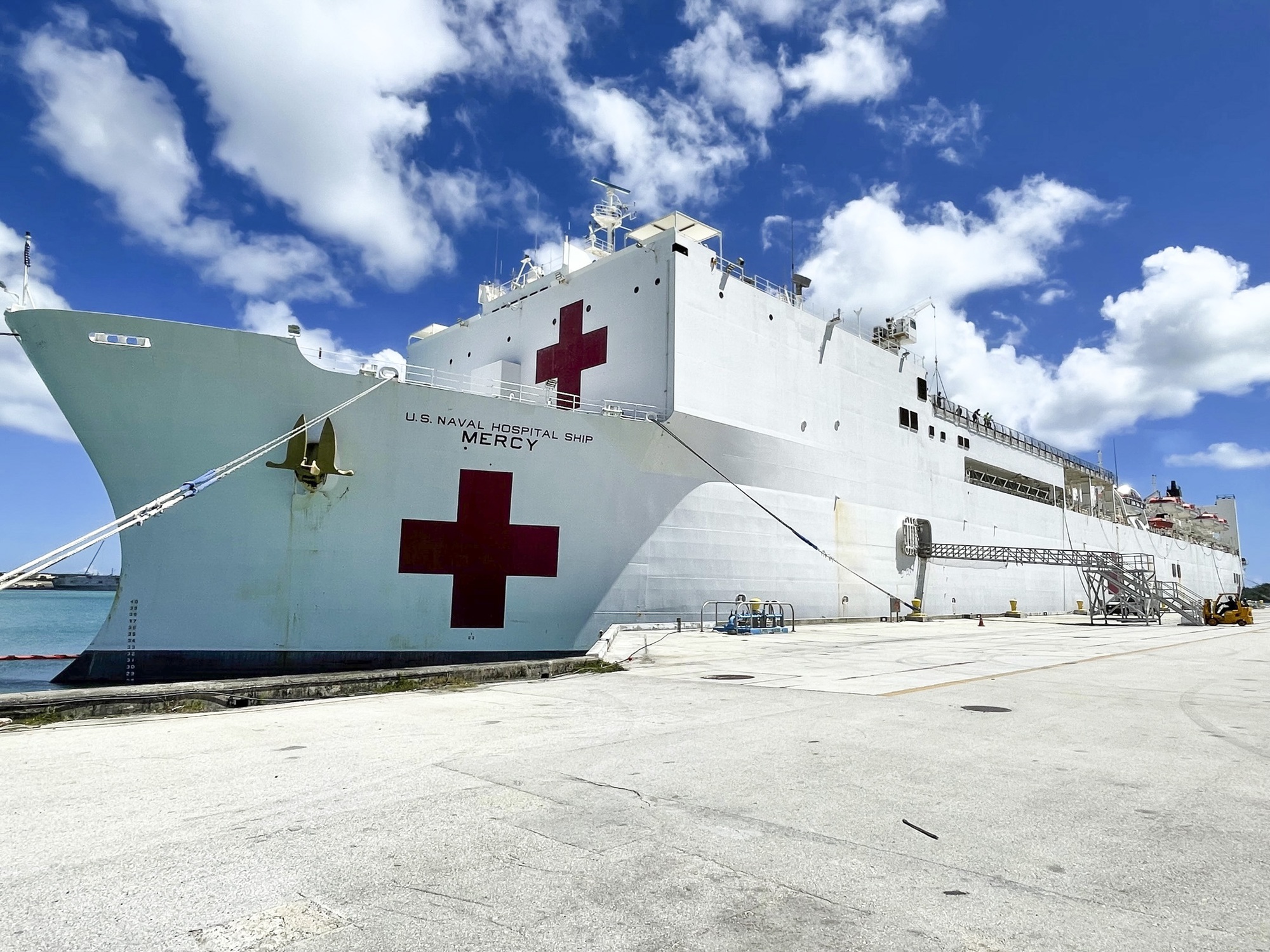 Tàu bệnh viện lớn nhất của Hải quân Mỹ đến Việt Nam - Ảnh 1.