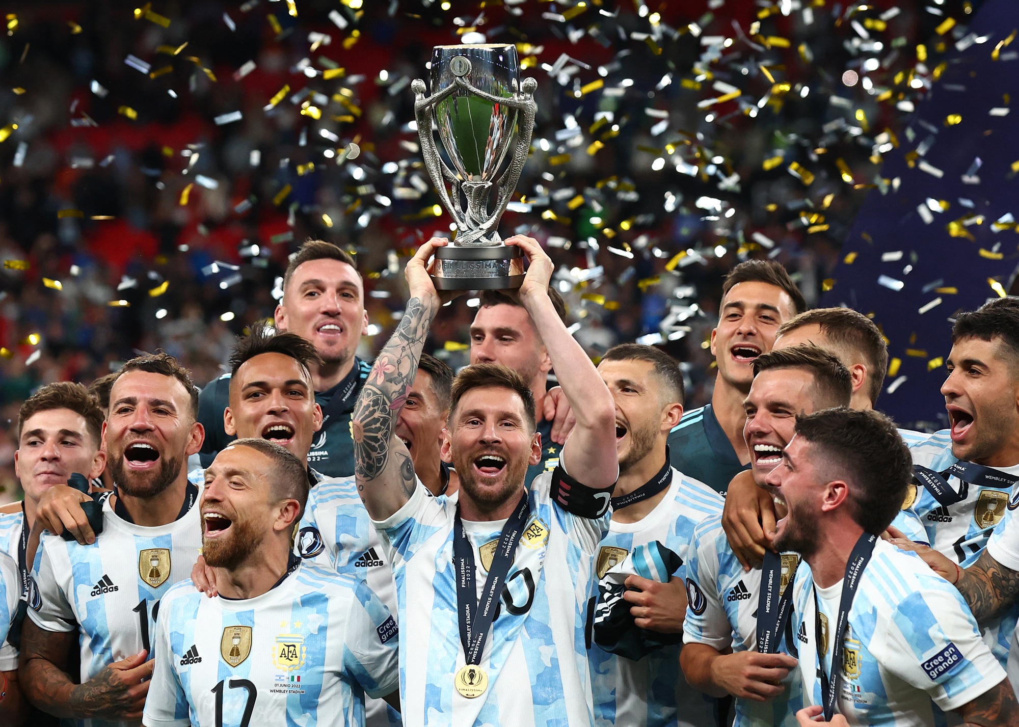 Đại thắng tuyển Ý để giành chiến thắng tại Siêu cúp Liên lục địa đã khiến người hâm mộ Argentina rất phấn khích, và chúng ta cũng nên tự hào về đội tuyển quốc gia của mình. Hãy nhìn vào các hình ảnh đầy cảm xúc này để đón nhận sự cổ vũ và hỗ trợ cho tuyển Argentina nào!
