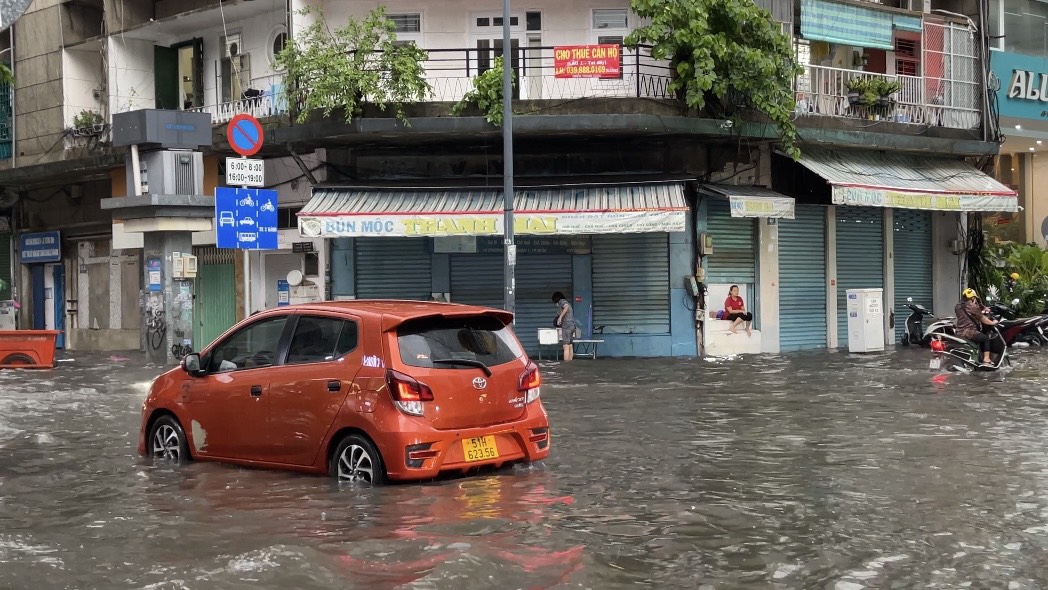 TP HCM: Người dân khổ sở về nhà sau cơn mưa trắng trời - Ảnh 11.