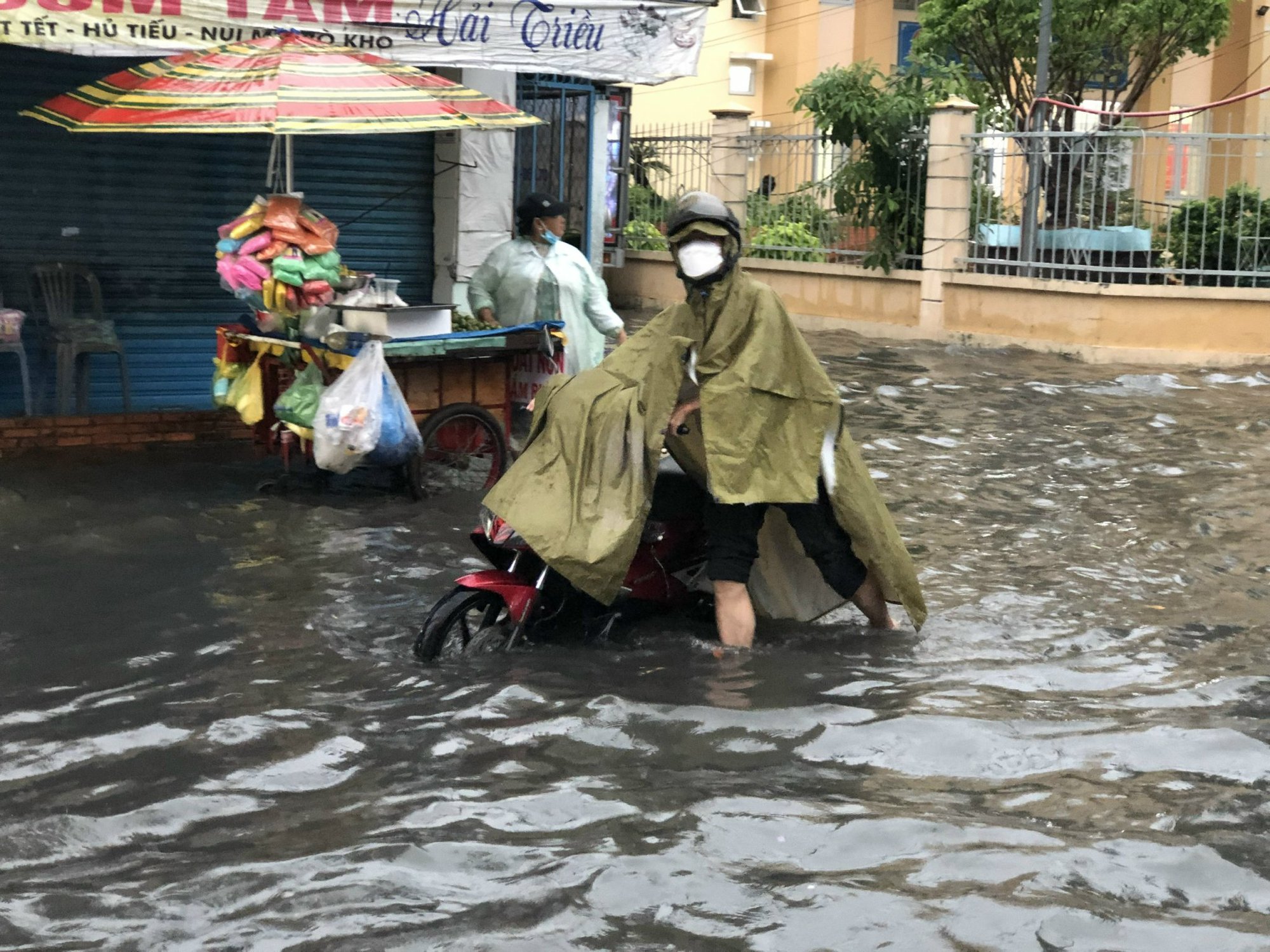 TP HCM: Người dân khổ sở về nhà sau cơn mưa trắng trời - Ảnh 3.