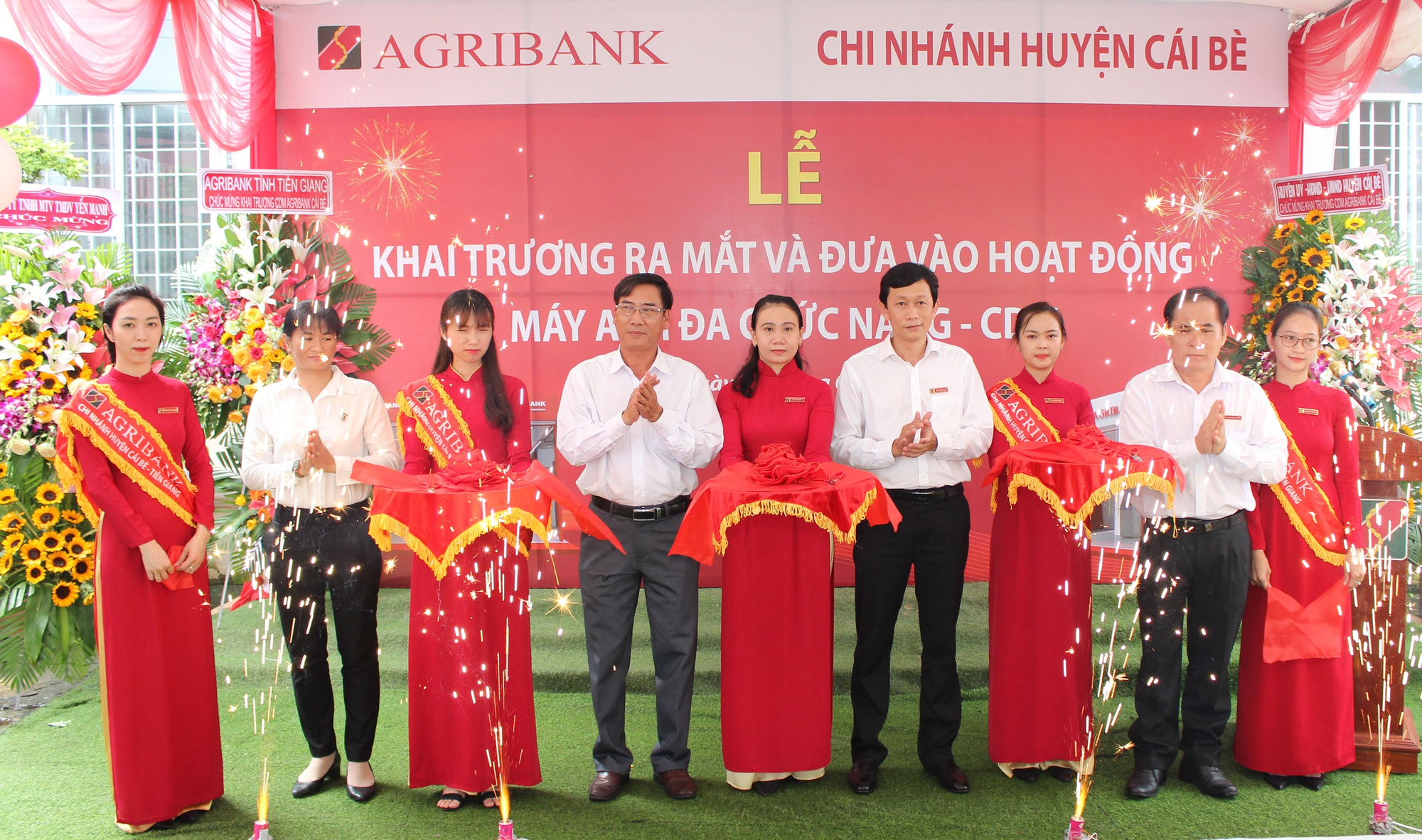 Lần đầu đưa ATM đa chức năng phục vụ người dân 2 huyện ở Tiền Giang - Ảnh 1.