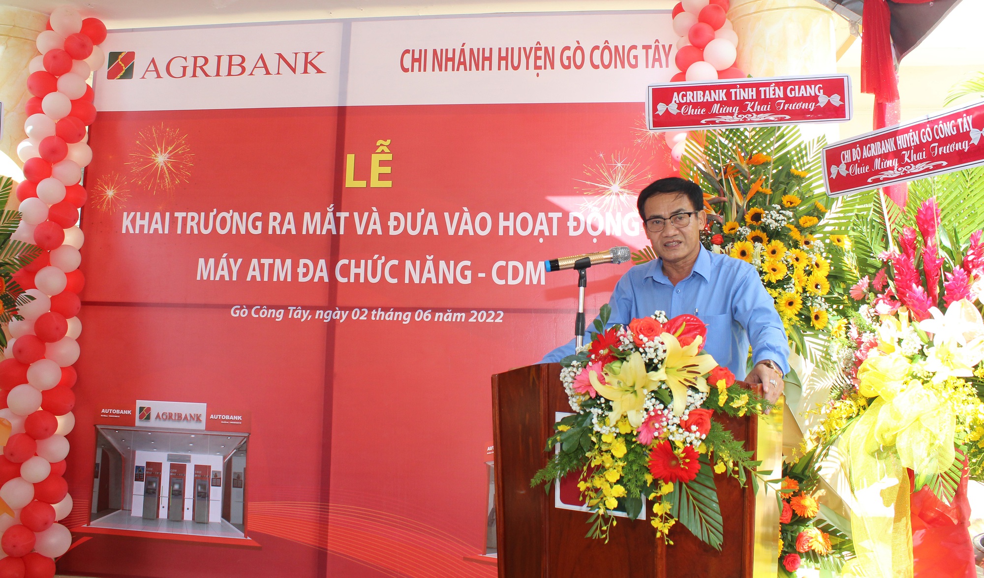 Lần đầu đưa ATM đa chức năng phục vụ người dân 2 huyện ở Tiền Giang - Ảnh 3.