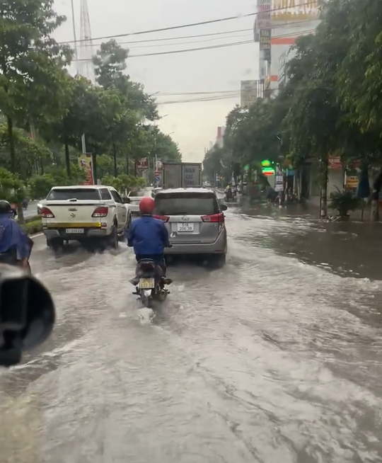 Nhiều nơi ở TP Biên Hoà ngập nặng sau mưa lớn, nước chảy xiết như suối - Ảnh 3.