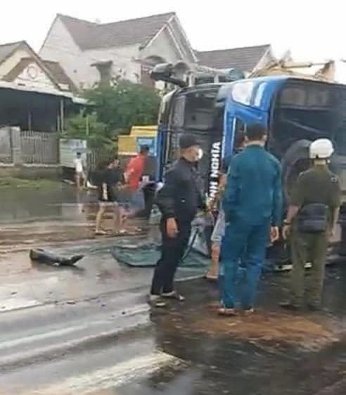 Lật xe khách Minh Nghĩa ở Đồng Nai, 8 người thương vong - Ảnh 2.