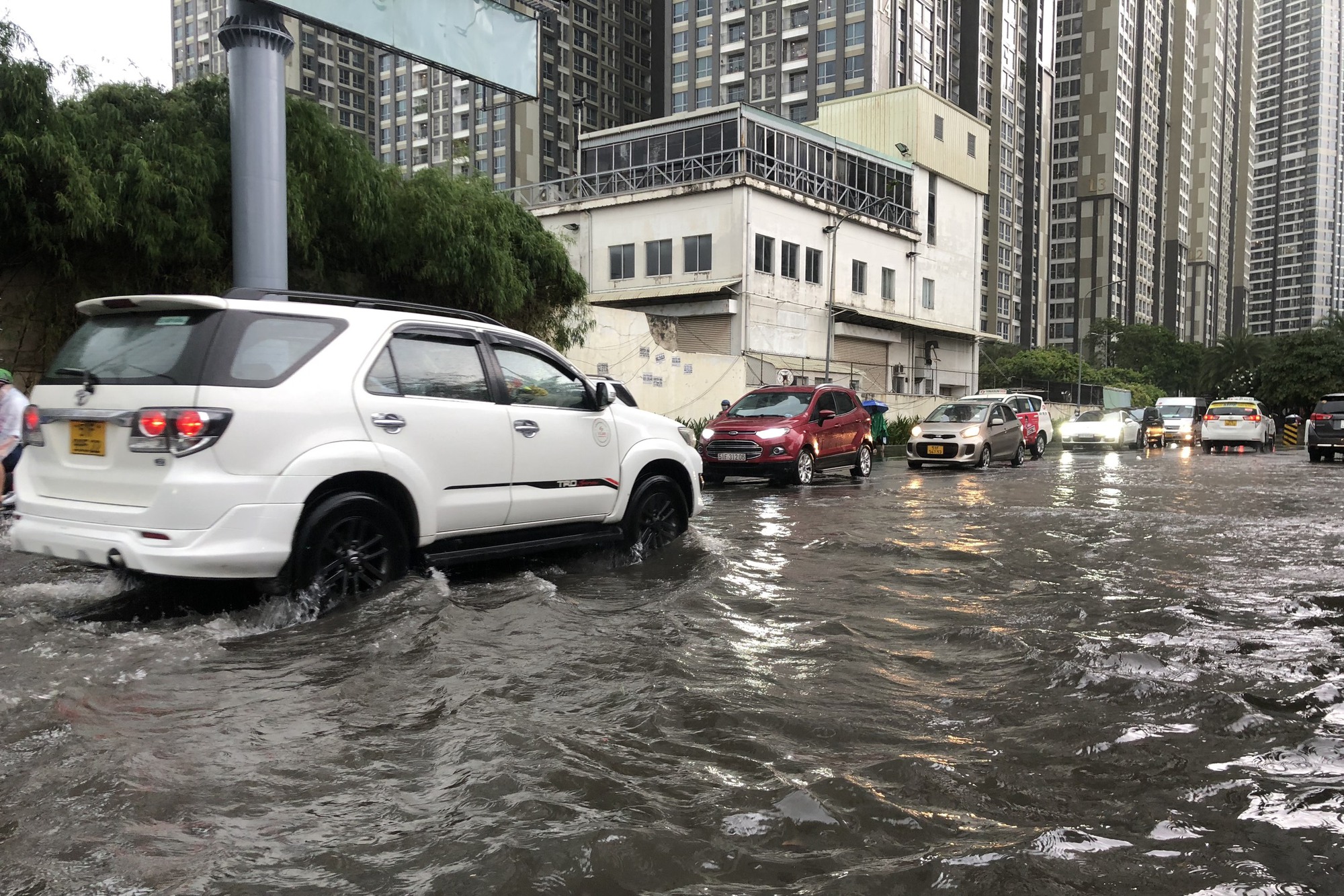 Nhiều tuyến hẻm đấu nối đường Nguyễn Hữu Cảnh ngập sau cơn mưa lớn - Ảnh 5.