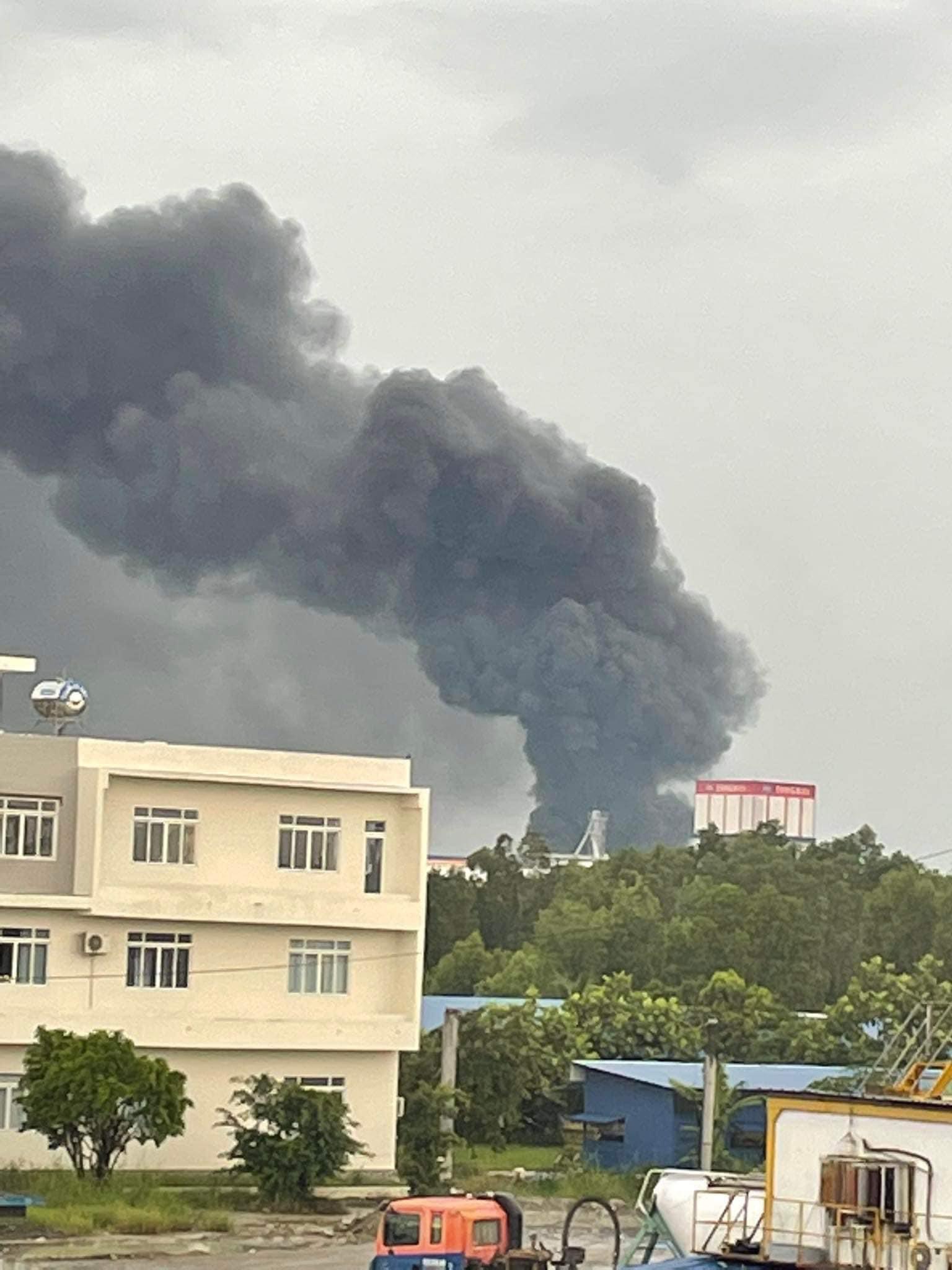 CLIP: Cháy lớn ở Khu Công nghiệp Long Giang - Ảnh 2.