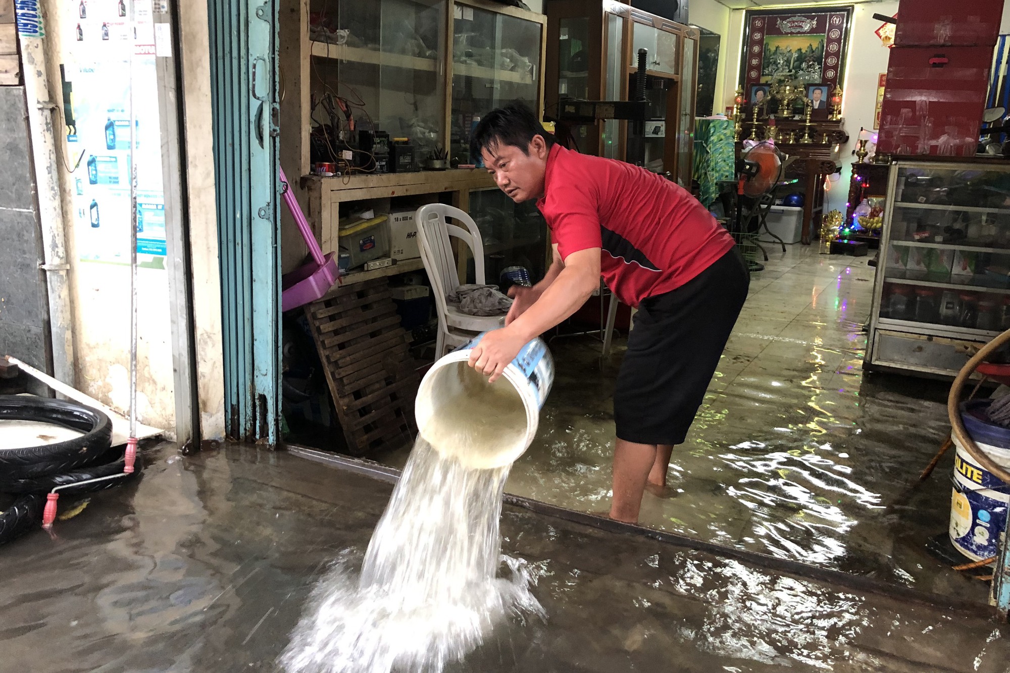 Nhiều tuyến hẻm đấu nối đường Nguyễn Hữu Cảnh ngập sau cơn mưa lớn - Ảnh 1.