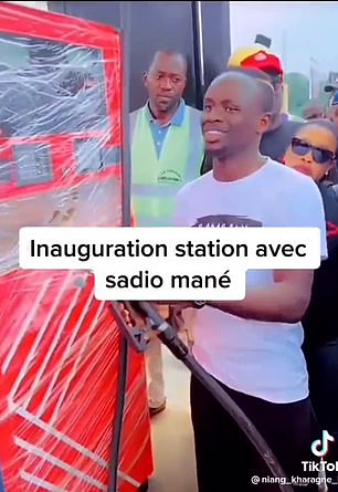 Sadio Mane xây trạm xăng và bưu điện, trợ cấp học sinh nghèo - Ảnh 5.