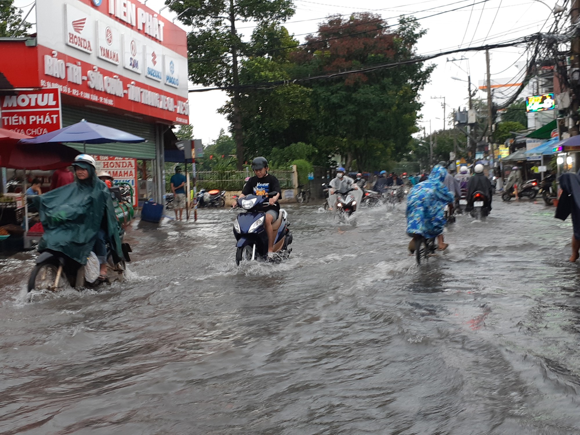 TP HCM mưa trắng trời, nhiều tuyến đường ngập sâu - Ảnh 5.