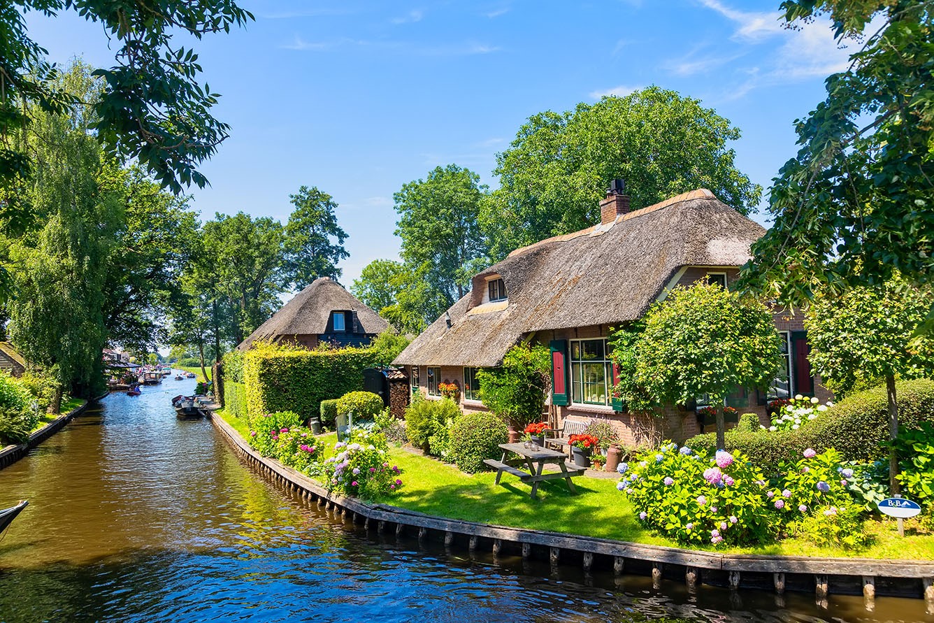 Hà Lan: Khám phá vẻ đẹp đầy cổ điển của Hà Lan qua những bức ảnh thú vị! Tận mắt chiêm ngưỡng những kênh đào thơ mộng, những bông hoa tulip nhiều màu sắc hay những ngôi nhà xinh đẹp màu pastel đặc trưng chỉ có ở Hà Lan.