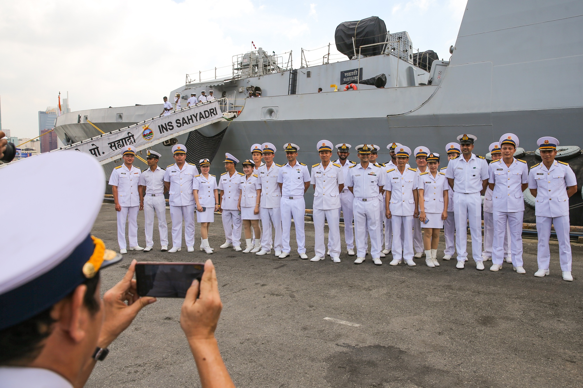 Cận ảnh Tàu chiến tàng hình Ấn Độ vừa đến thăm TP HCM - Ảnh 5.