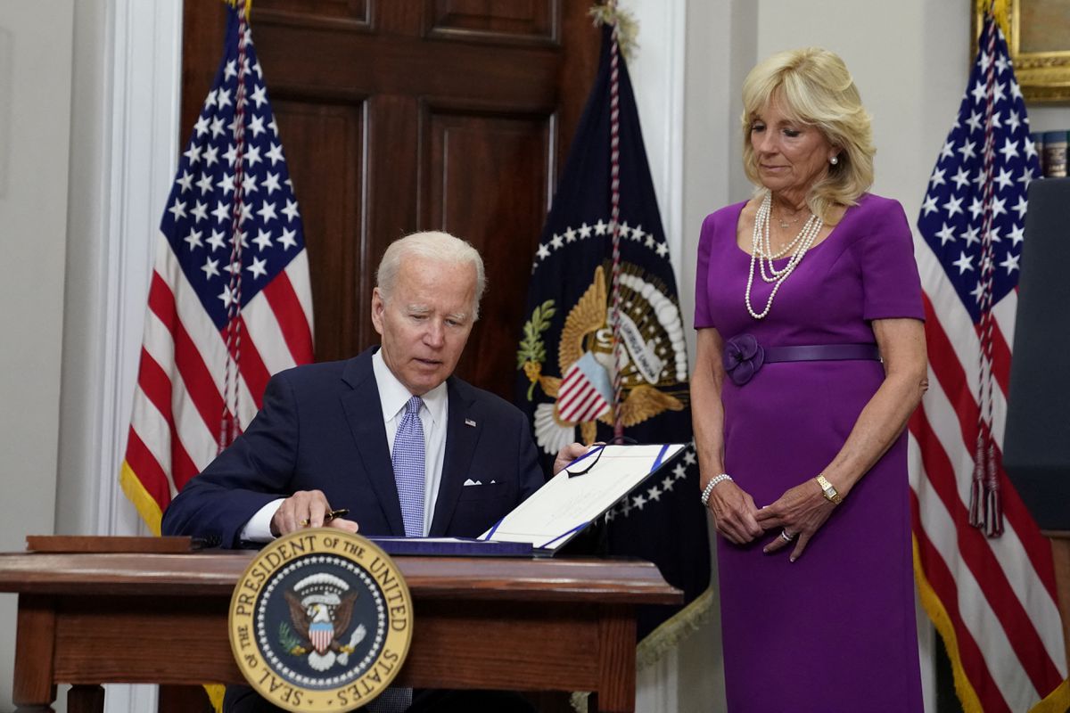 Tổng thống Joe Biden ký luật kiểm soát súng đạn - Ảnh 1.