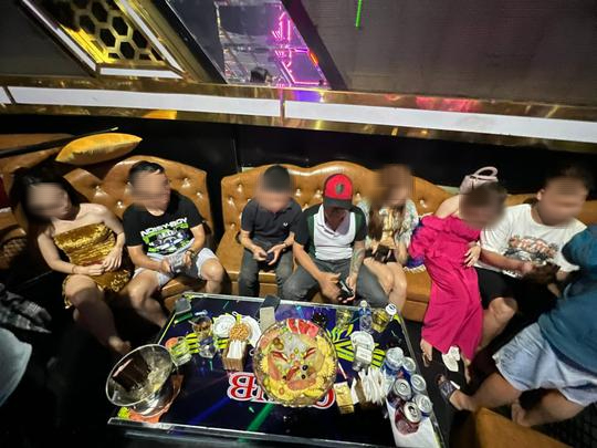 CLIP: Dân ăn chơi vi phạm trong quán bar ở Tân Phú, TP HCM - Ảnh 3.